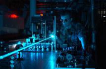 Fotones emitidos en un haz coherente de luz láser. Imagen: US Air Force. Fuente: Wikipedia.
