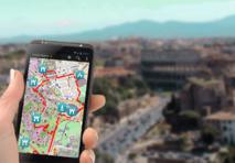 Un turista, utilizando la aplicación en la ciudad de Roma. Fuente: LatitudeN.
