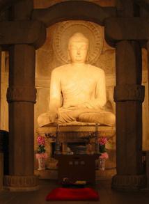 Estatua de Buda en Seokguram (Corea del Sur). Imagen: Richardfabi. Fuente: Wikipedia.