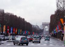 Coches circulando por los Campos Elíseos de París. Imagen: clarita. Fuente: MorgueFile.