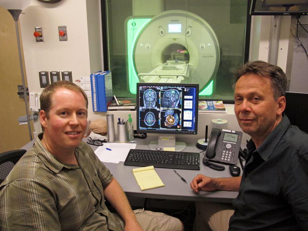 El estudiante de doctorado Jason Hubbard junto con Ulrich Mayr, profesor de psicología de la Universidad de Oregon / Fuente: Universidad de Oregon