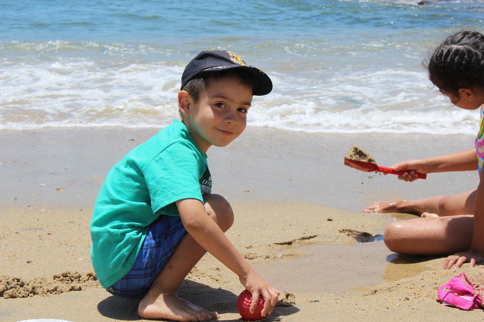 Niños jugando en una playa de Chile. Imagen: edoalmirored. Fuente: Pixabay.