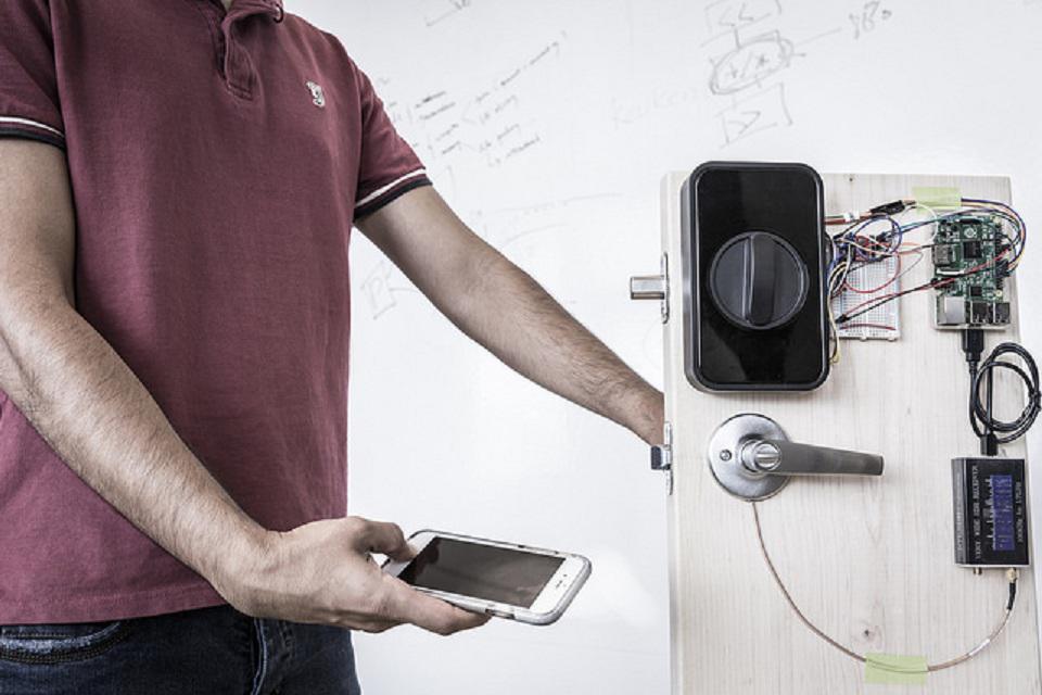 Una persona, abriendo una puerta con una contraseña registrada a través de su teléfono. Imagen: Mark Stone. Fuente: UW.