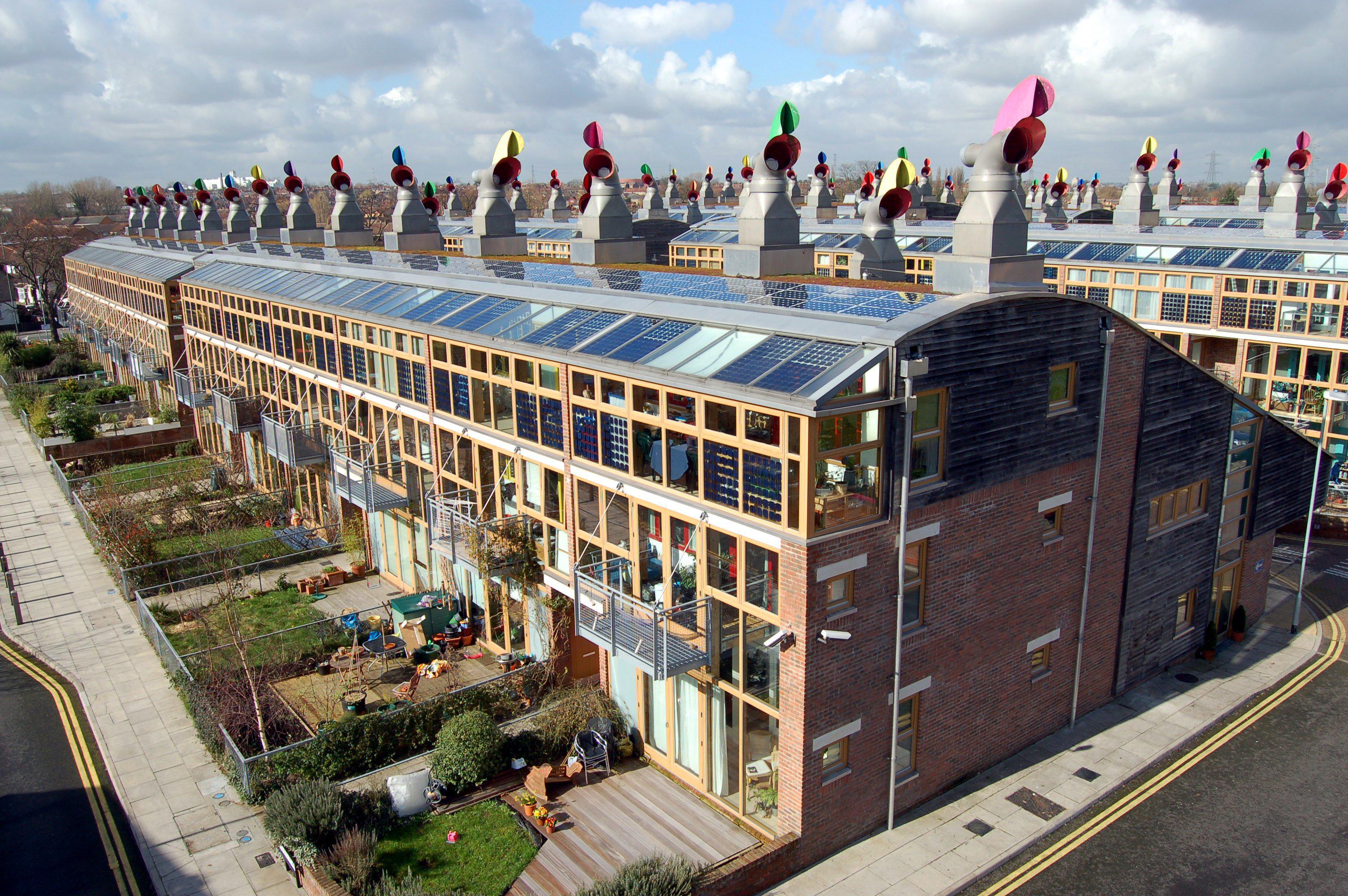 Edificios de energía cero del proyecto Beddington Zero Energy Development (BedZED) en Sutton (Londres, Reino Unido). Foto:Tom Chance. 