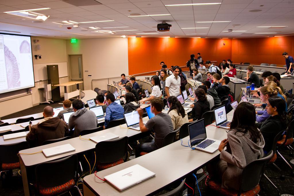 En los diez últimos minutos de clase, el estudiante utiliza la aplicación para resumir algo de lo explicado por el profesor y este lo puntúa. Imagen: Stanford EdTech. Fuente: UCM.