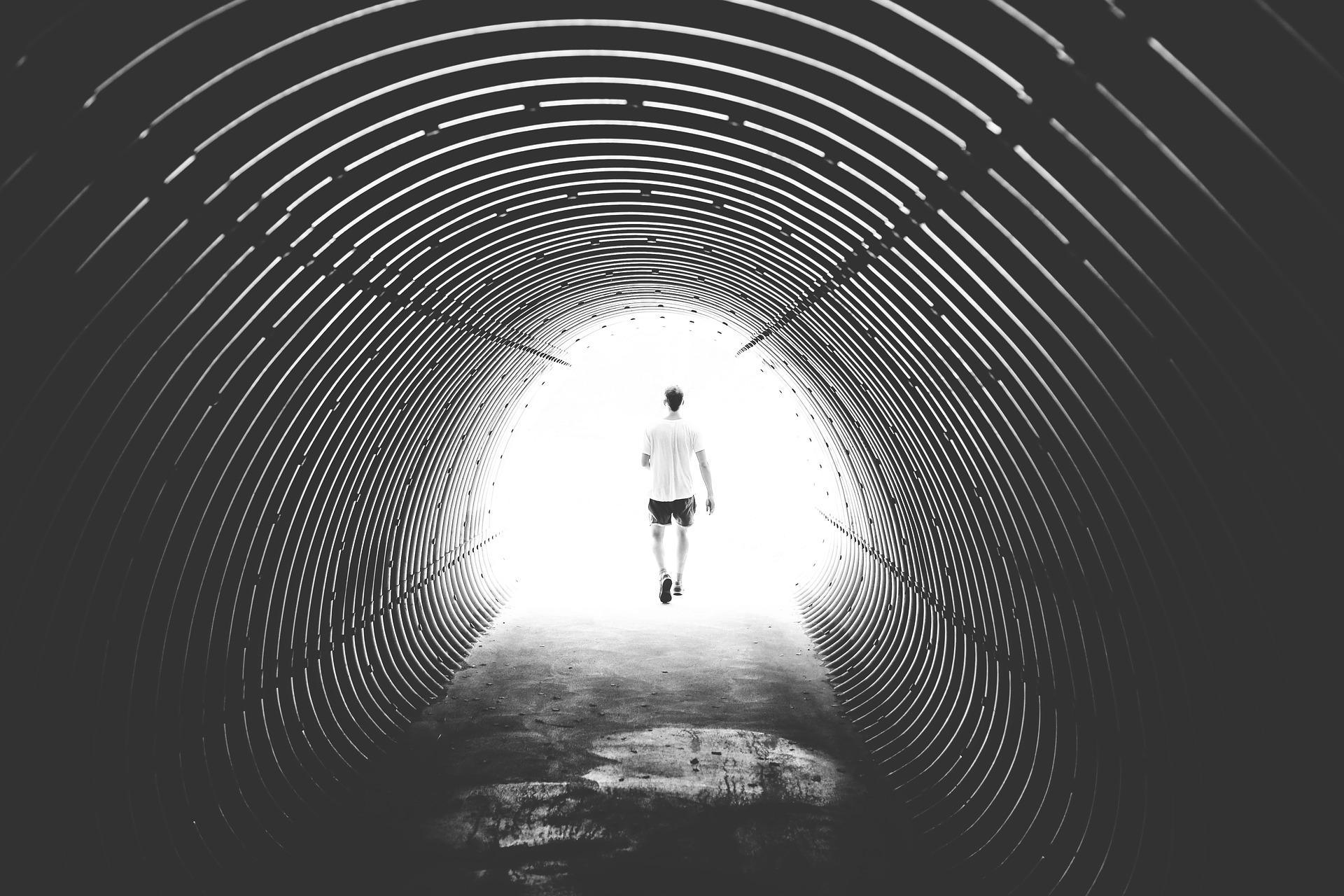 Según la neurología, la luz al final del túnel que se ve cuando se sufre una experiencia cercana a la muerte podría deberse a que las células de la fóvea –en la retina-, una vez desinhibidas como consecuencia de la muerte clínica, generarían fosfenos y darían lugar a un círculo luminoso. Imagen: Pexels. Fuente: Pixabay.