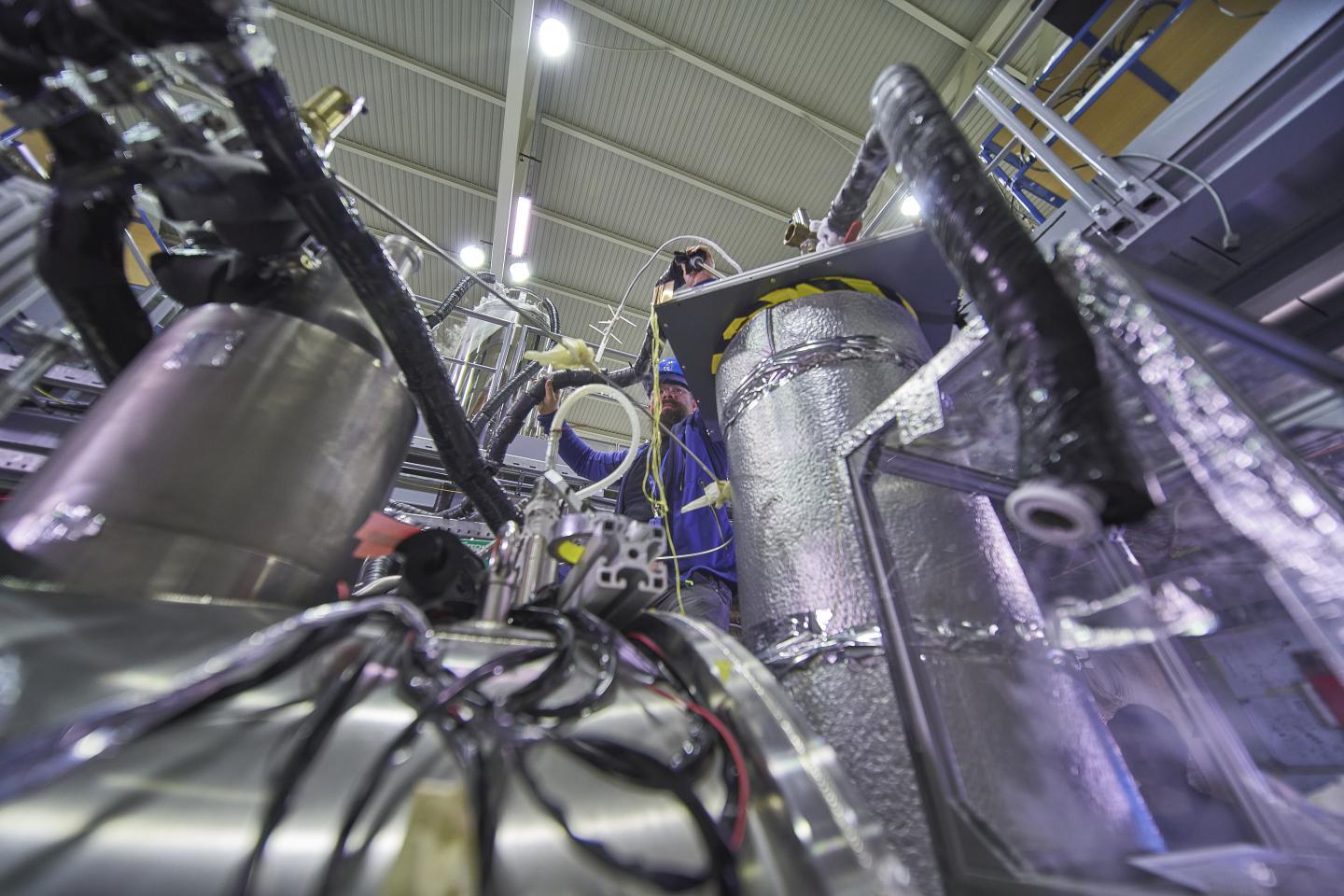 Stefan Ulmer, uno de los artífices de la medida de antimateria, en un momento del experimento. Foto: Maximilien Brice, Julien Ordan/CERN.