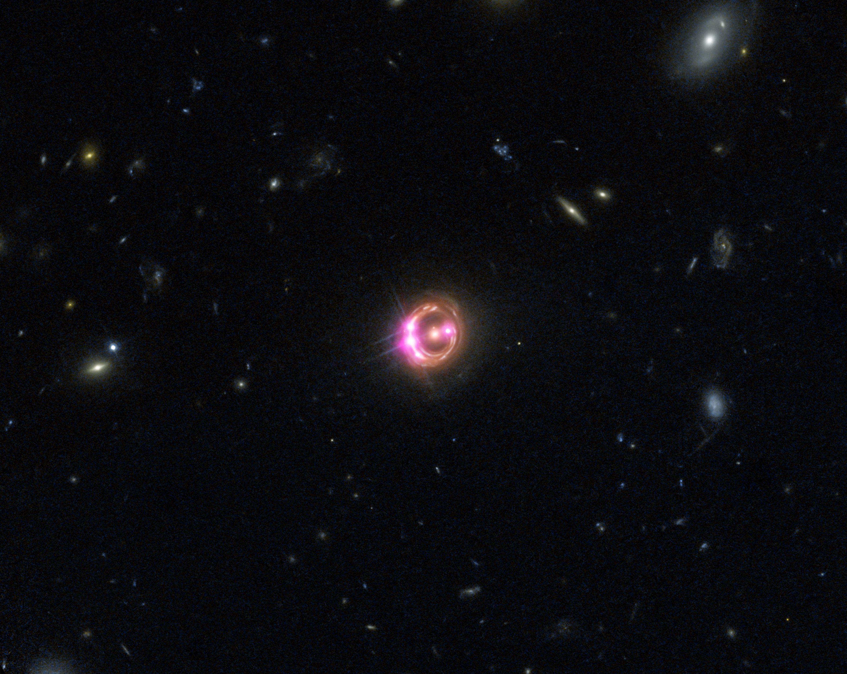 El cuásar RX J1131-1231, a través del cual se han detectado los 2.000 planetas extragalácticos. Foto: X-ray: NASA/CXC/Univ of Michigan/R.C.Reis et al; Optical: NASA/STScI.