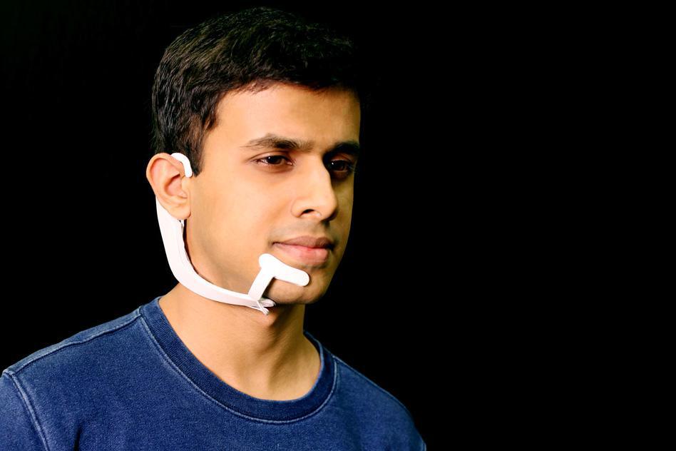 Arnav Kapur, investigador del MIT Media Lab, probando AlterEgo. Foto: Lorrie Lejeune/MIT.