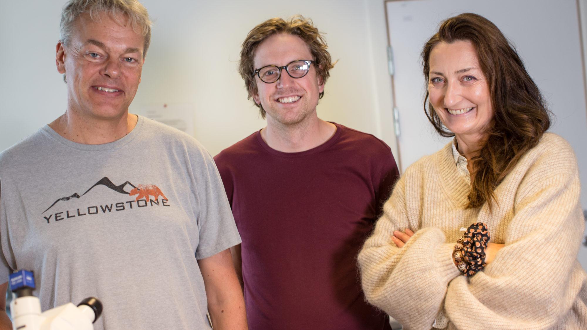 Los protagonistas de este descubrimiento: Edvard Moser, Jørgen Sugar, May-Britt Moser. Tanto Edvard Moser como May-Britt Moser, junto a John O'Keefe, recibieron en 2014 el Nobel de Medicina por su descubrimiento de las neuronas que constituyen el sistema de posicionamiento (GPS) del cerebro. Los científicos creen que el nuevo descubrimiento sobre el reloj neuronal ayudará a resolver enfermedades cerebrales como el Alzheimer. Foto: Erlend Lånke Solbu / Norwegian Broadcasting Corporation, NRK.