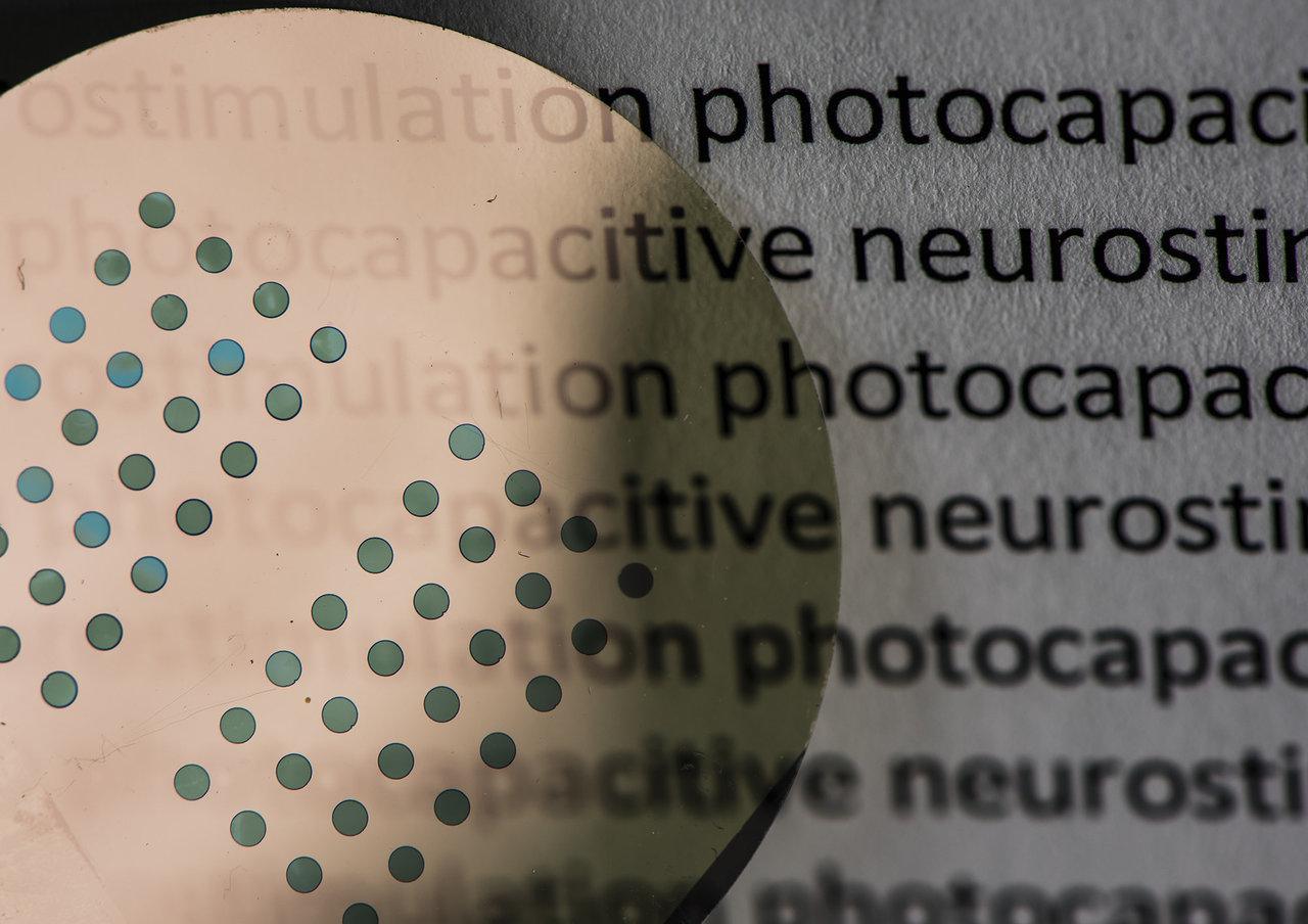 Los fotocapacitadores electrolíticos orgánicos transparentes pueden guiar a dispositivos implantables que ayudan en el tratamiento de trastornos neuronales. Imagen: Thor Balkhed / Eric Glowacki.