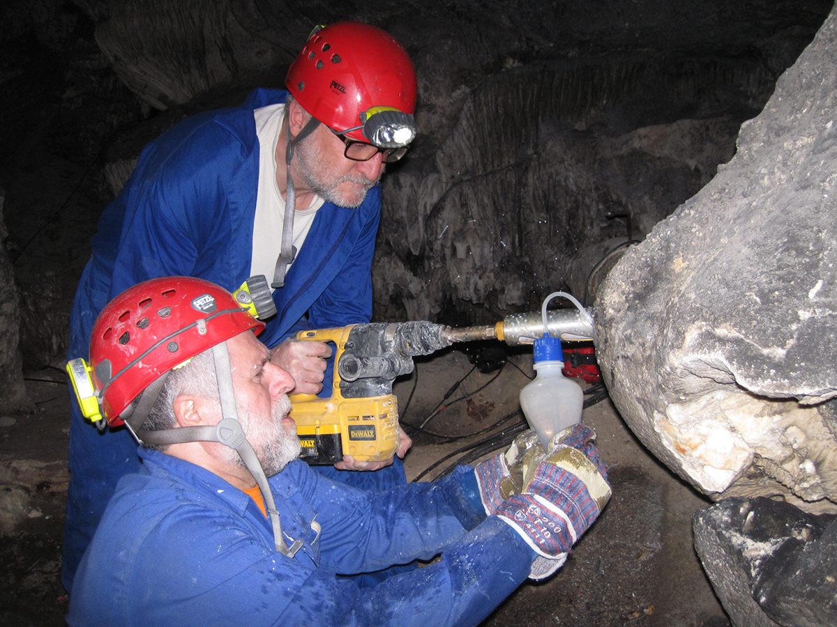 Explorando la cueva. Foto: ONAC.