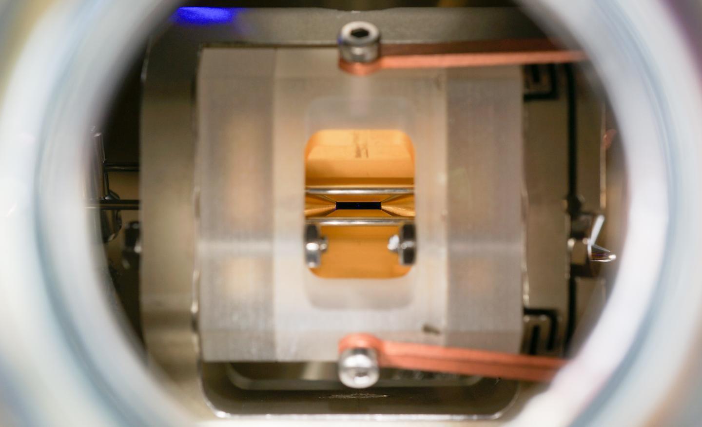 Ion de estroncio atrapado en un campo eléctrico. La medición en el ion dura solo una millonésima de segundo… ¡y ha sido filmada! Crédito: F. Pokorny et al.