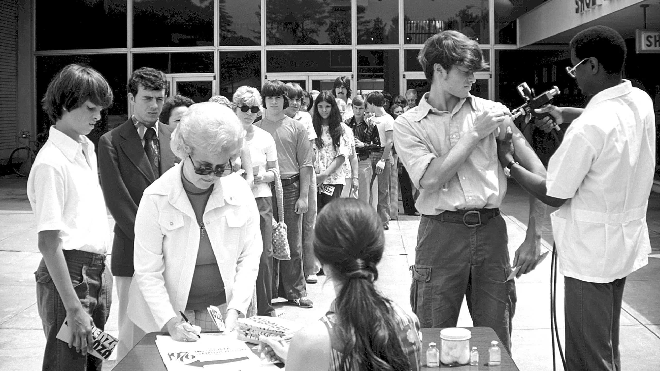 Vacuna contra la influenza de Nueva Jersey, también conocida como gripe porcina. Esta imagen fue capturada durante una campaña de inmunización de 1976. (Crédito: CDC)