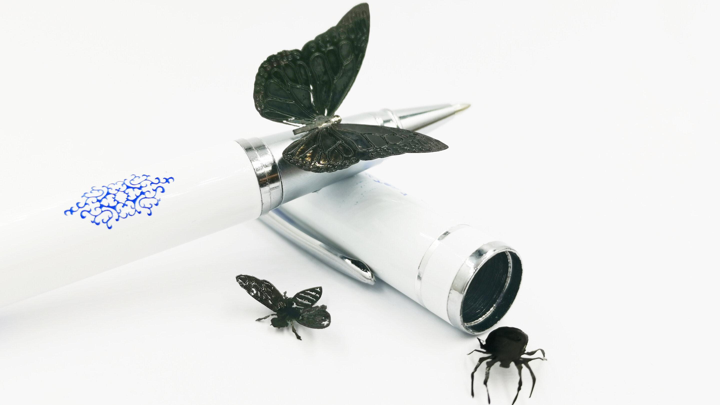 Los mini robots kirigami somatosensoriales de película delgada accionados por luz. Imagen: Ho Research Group, Universidad Nacional de Singapur.
