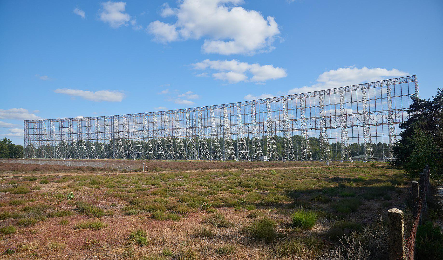 El Gran Radiotelescopio de Nançai, que ha observado el púlsar desde su descubrimiento en 2012. En la imagen se aprecia el espejo secundario del radiotelescopio. Foto: Wouter Hagens.