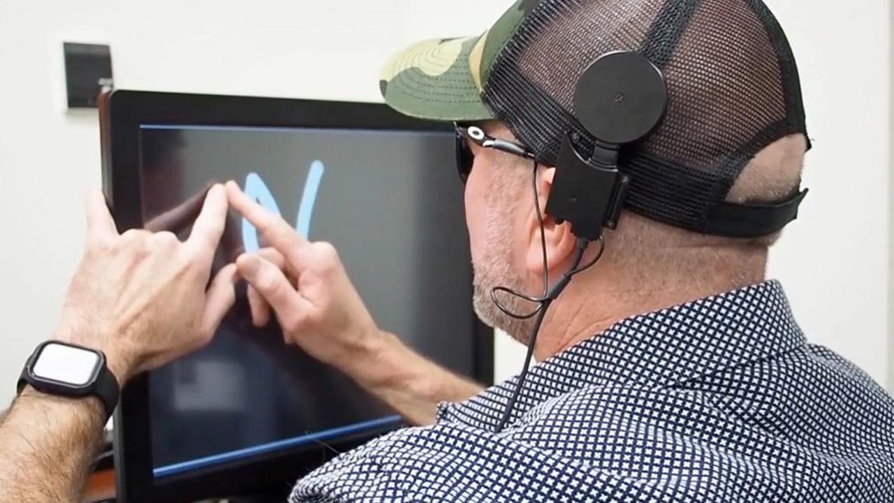 Después de que electrodos implantados estimularan la corteza visual de este voluntario ciego, pudo percibir rápidamente y luego escribir la letra N. Crédito: M. Beauchamp et al. CELL 2020
