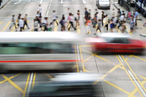 La velocidad es un hecho y los coches tienen prioridad en las zonas urbanas. Fuente: ©iStockphoto.com/Sze Kit Poon.