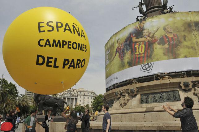 Miembros y colaboradores del colectivo Enmedio en la acción: " Paro monumental" que tuvo lugar en Barcelona. Fuente: http://www.enmedio.info/