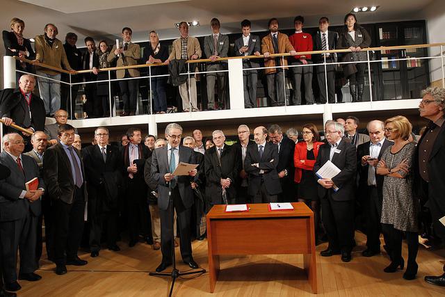 Momento de la firma. Fuente: PSOE.
