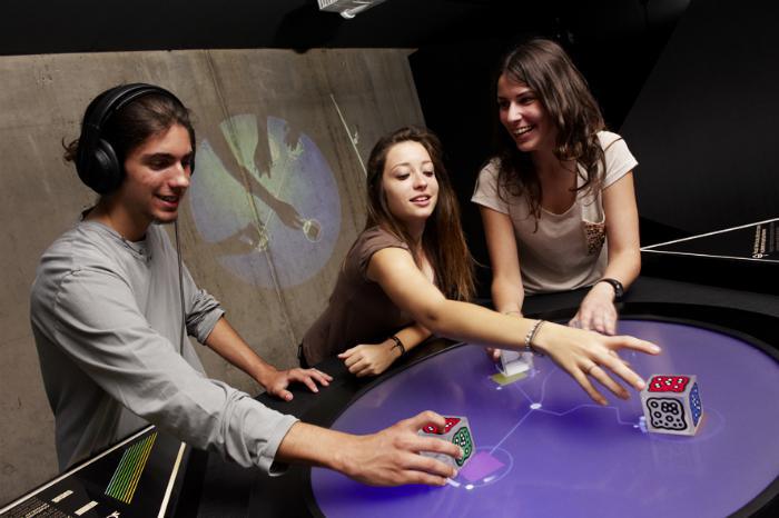 La exposición incluye un ejemplar de Reactable, el instrumento musical que utiliza cubos para modificar la armonía y la frecuencia. Fuente: Fundación Telefónica.