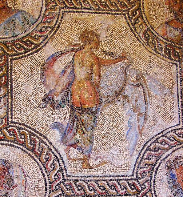 Este mosaico originario de Astigi que se conserva en el Museo Municipal de Écija documenta uno de los episodios mitológicos de los “Amores de Zeus/Júpiter", quien se metamorfoseó en cisne para unirse sin levantar sospechas a Leda, esposa del rey Tindáreo de Esparta. De aquella unión nacería la bella Helena, personaje crucial en el "casus belli" de la Guerra de Troya. Imagen: Luz Neira. Fuente: UC3M.
