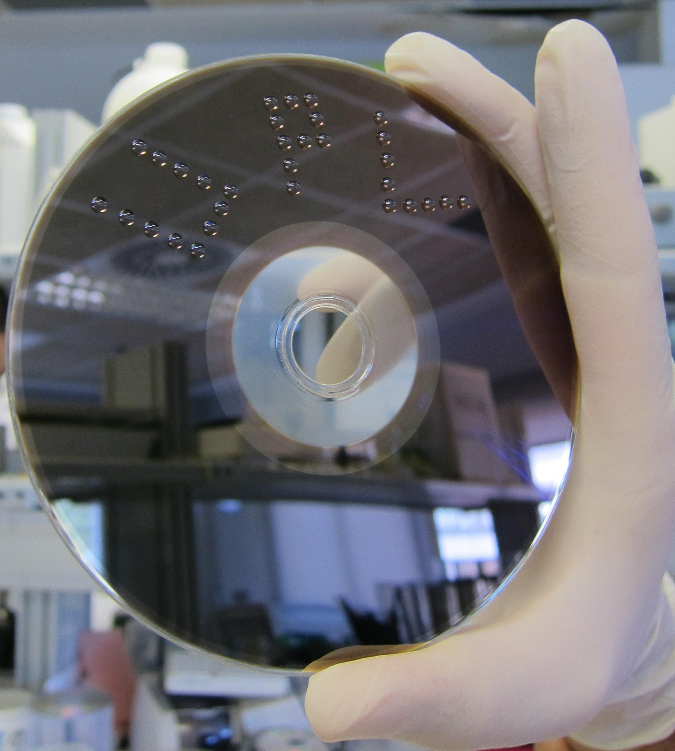 Muestras depositadas sobre el disco. En cada gota hay 64 puntos de 125 µm de diámetro cada uno. Fuente: UPV.
