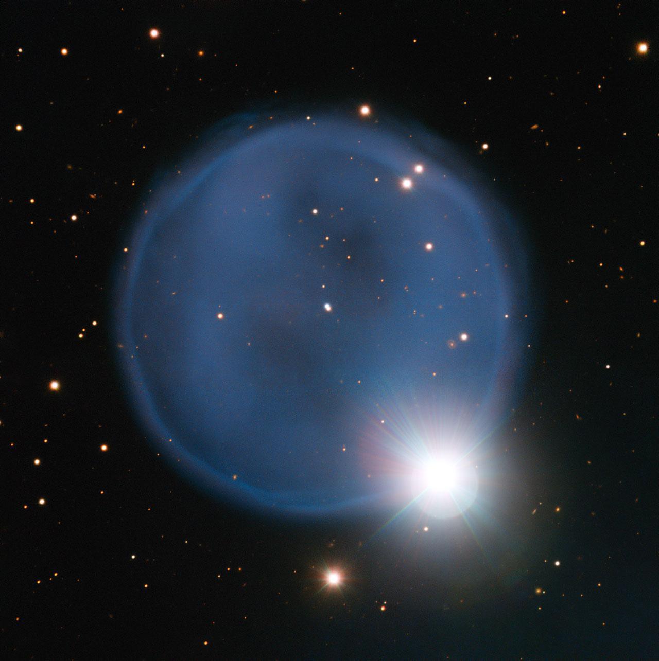 La nebulosa planetaria Abell 33, en grande, con la estrella HD 83535 abajo a la derecha. Fuente: ESO.