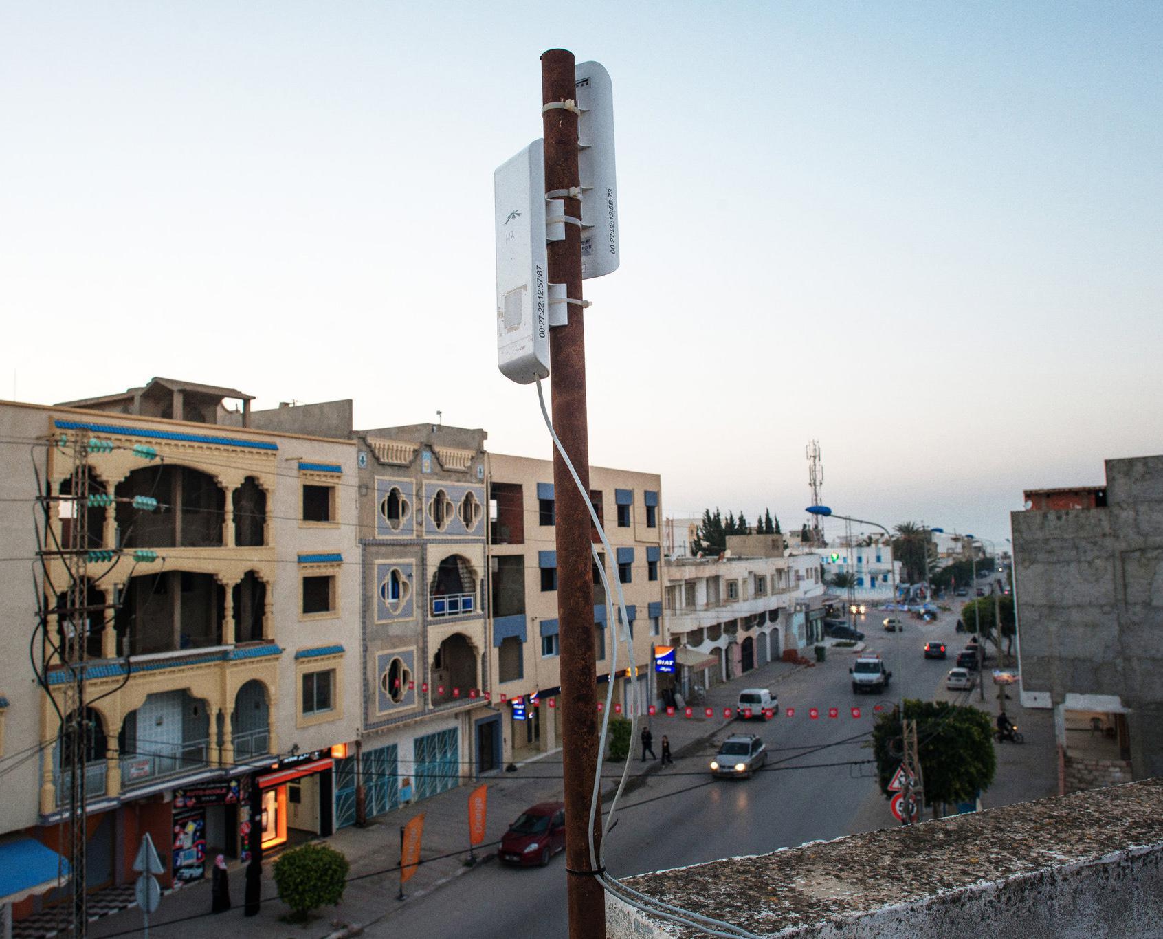 Los routers inalámbricos están dispuestos en tejados, balcones o cornisas de edificios. Fuente: Samuel Aranda/ New York Times