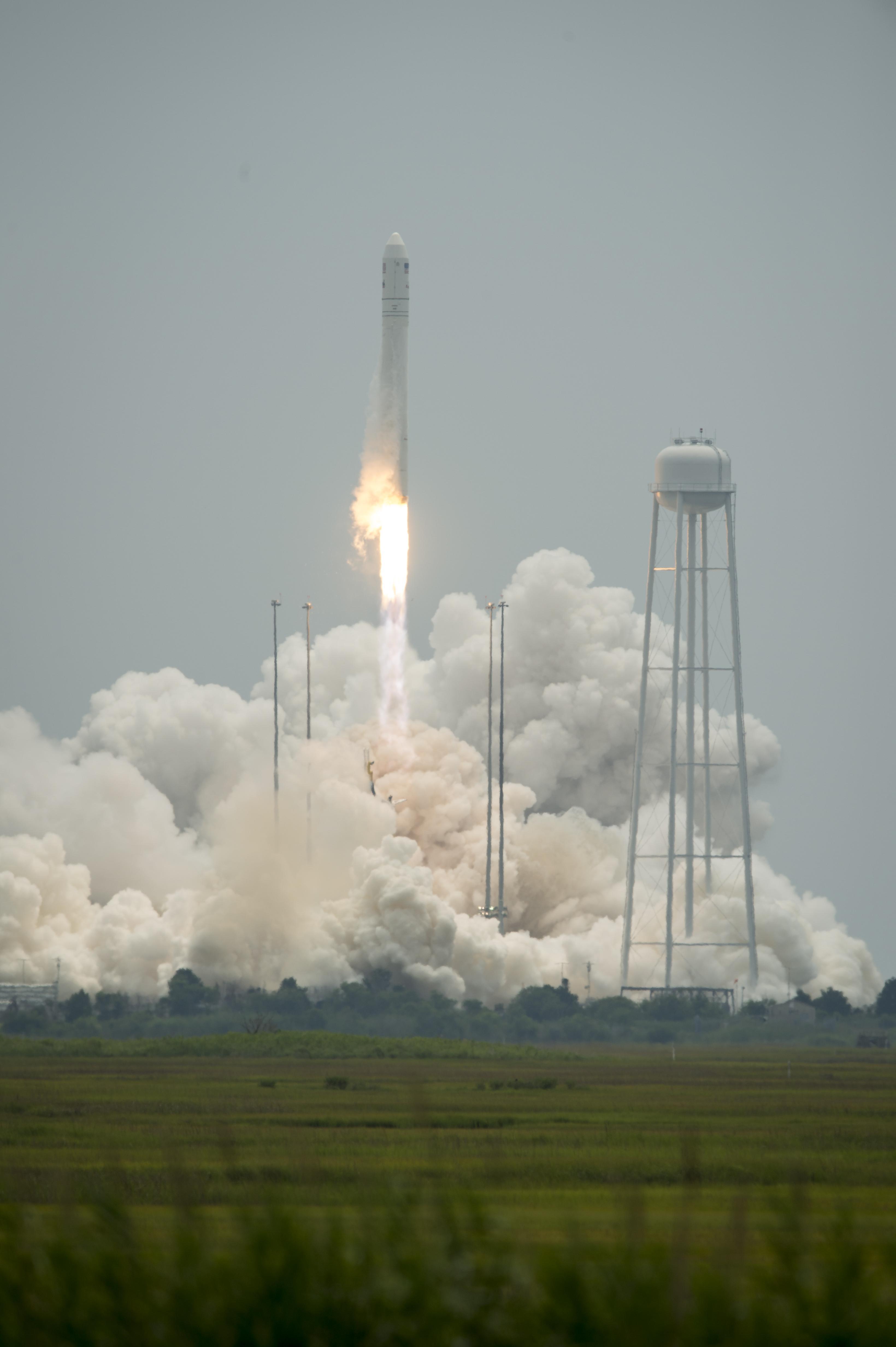 Despegue de Cygnus, a bordo del cohete Antares, desde las instalaciones Wallops Flight Facility de Virginia (EE.UU.). Imagen: Bill Ingalls. Fuente: NASA.