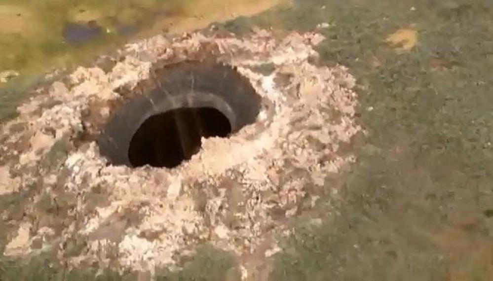 1 / 1 El extraño cráter lo descubrieron pilotos rusos al sobrevolar la península de Yamal, al noroeste de Siberia. Imagen: Bulka-YouTube. Fuente: Sinc.