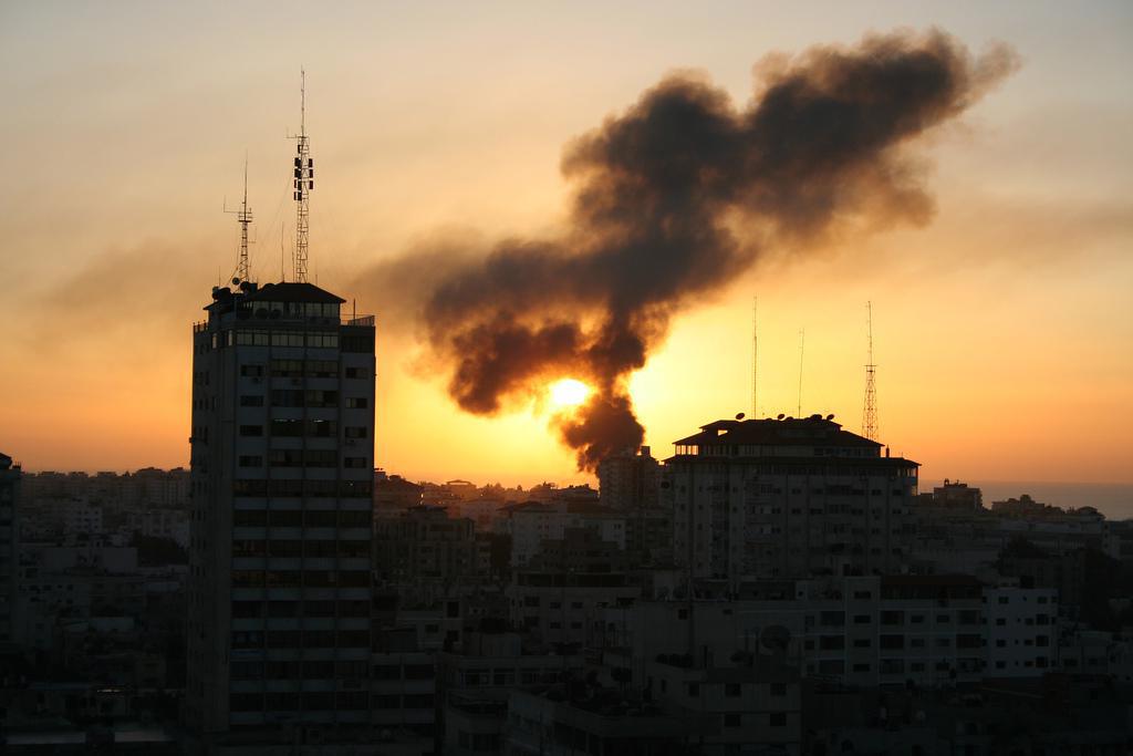 Gaza bombardeada. Foto: LicenciaAtribuciónCompartir bajo la misma licencia Algunos derechos reservados por Al Jazeera. 