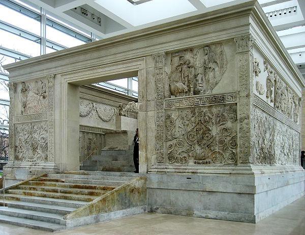 El altar Ara Pacis Augustae, en Roma, uno de los monumentos que podrán explorarse en la exposición virtual 'Las llaves de Roma'. Imagen: Manfred Heyde. Fuente: Wikipedia.