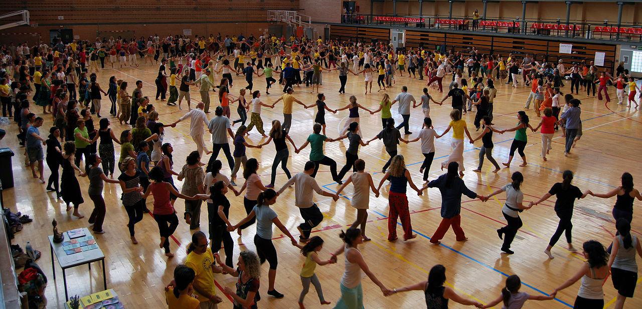 Ronda de celebración en el Primer Festival de Biodanza de Valencia, celebrado en Mayo del 2012, y en el que participaron casi 500 personas. Fuente: Wikipedia.