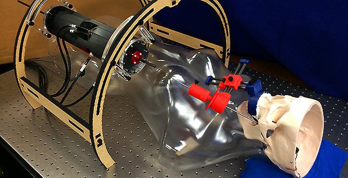 El robot quirúrgico entra en el cerebro del muñeco a través de la mejilla. Fuente: Universidad de Vanderbilt.