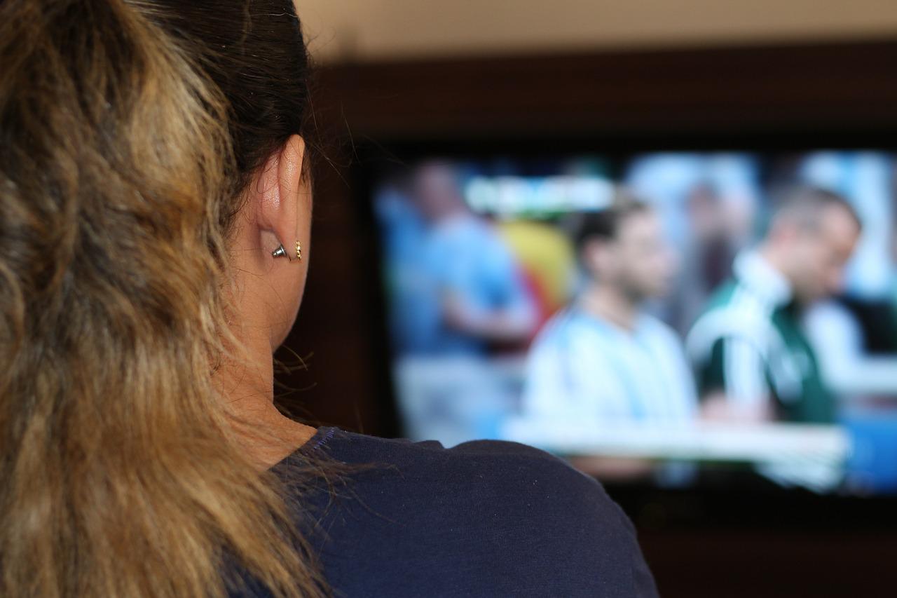 Las mujeres escasean en los medios de comunicación, en comparación con su presencia en la sociedad. Imagen: wilkernet. Fuente: Pixabay.