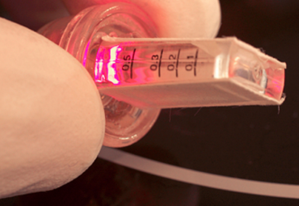 Los pensamientos controlan un LED del infrarrojo cercano, que activa la producción de una molécula en la cámara de cultivo. Imagen: Martin Fussenegger. Fuente: ETH Zurich.
