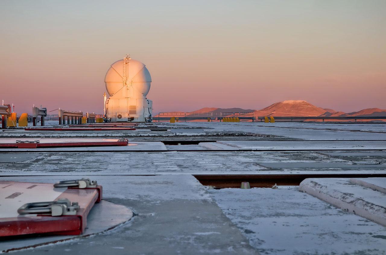 Trabajos en Cerro Armazonas, vistos desde Paranal. Fuente: ESO.