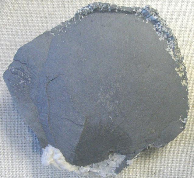 Muestra de arsénico. Imagen: Aram Dulyan. Fuente: Wikipedia.
