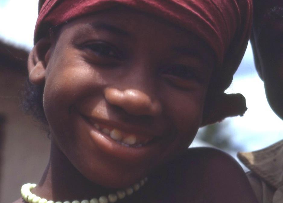    Niña del pueblo Loma de Liberia. Imagen: gbaku. Fuente: Flickr/Wikipedia.
