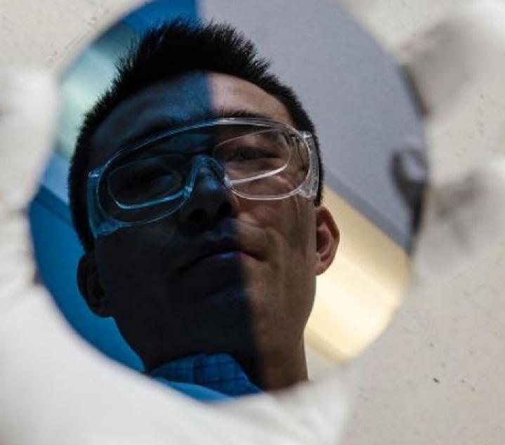 Ke Sun, uno de los investigadores del Caltech responsable del avance, muestra la película protectora creada. Imagen: Lance Hayashida/Caltech Marcomm.