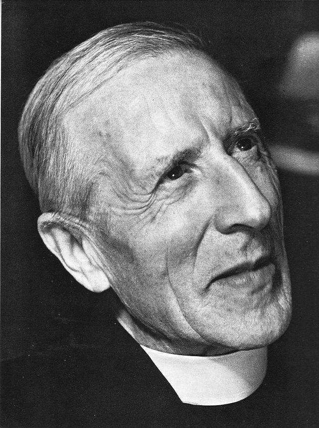 Teilhard de Chardin en 1947. «TeilhardP 1947» de Desconocido - Archives des jésuites de France. Disponible bajo la licencia CC BY-SA 3.0 vía Wikimedia Commons.