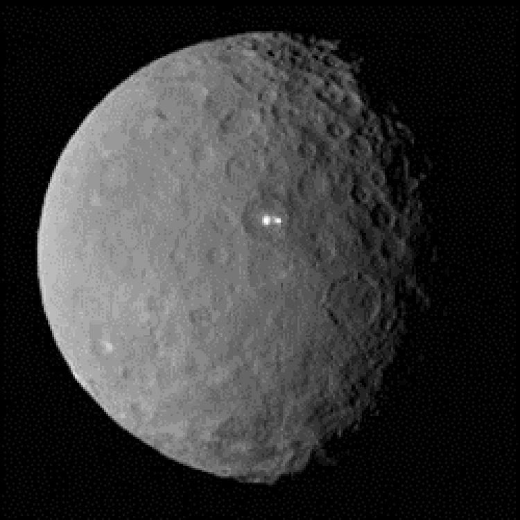 Fotografía de Ceres tomada por la sonda espacial Dawn el 19 de febrero de 2015, donde se puede observar dos manchas brillantes dentro de un cráter. Fuente: NASA/JPL-Caltech/UCLA/MPS/DLR/IDA.
