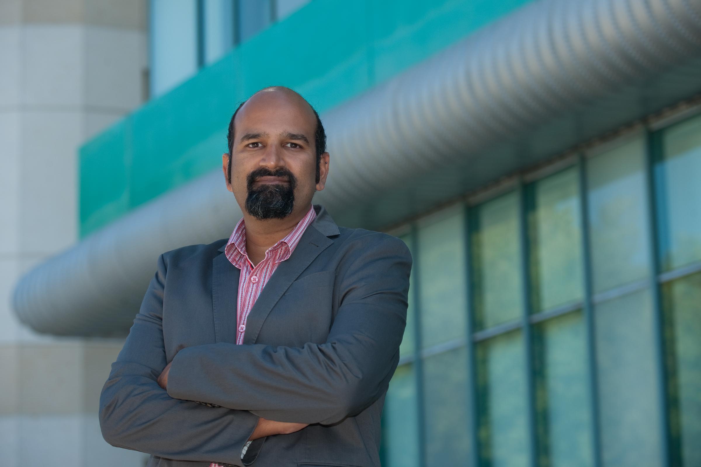 El neurobiólogo Sunil Gandhi. Imagen: Steve Zylius. Fuente: UC Irvine.