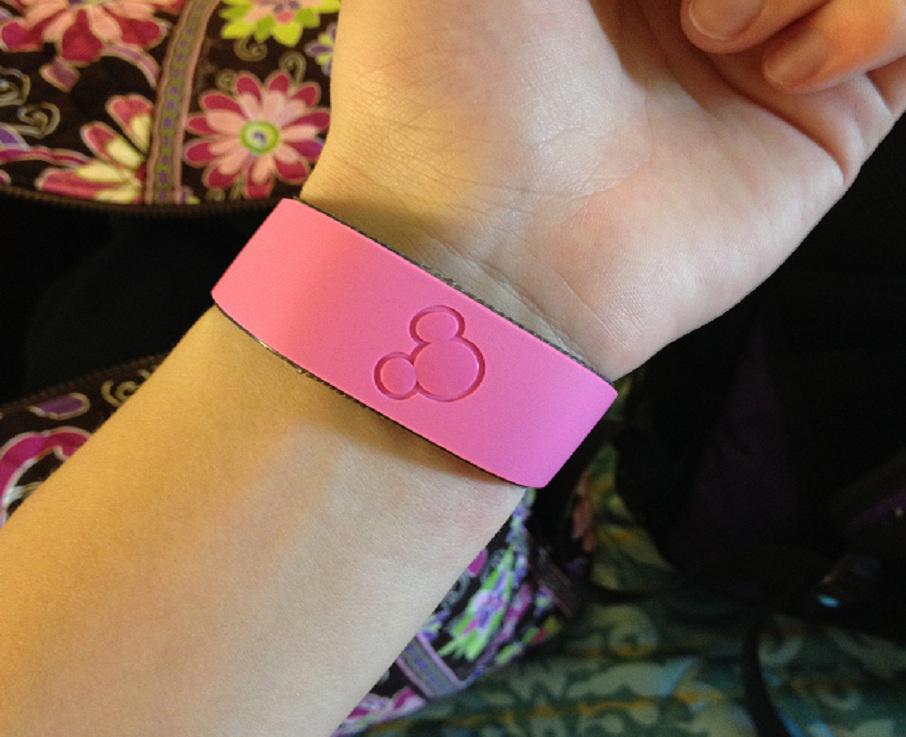 MagicBand, una pulsera que actúa como entrada, tarjeta de crédito, llave del hotel y otras funciones, en los parques de atracciones de Disney. Imagen: Julie Friend. Fuente: Wikipedia.