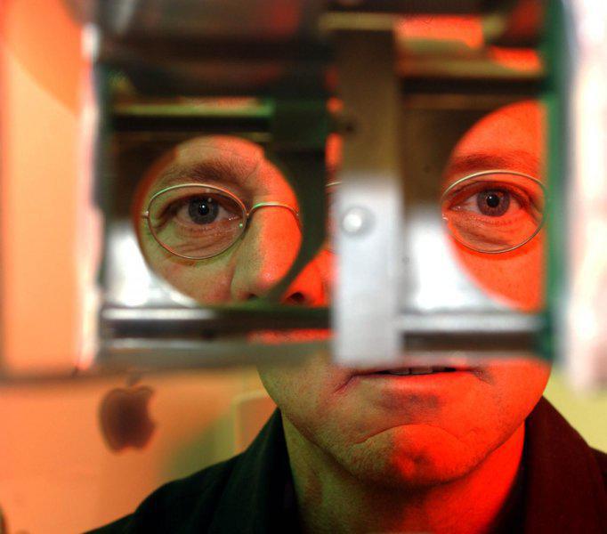 Randolph Blake mirando a través de l instrumento usado para probar la ‘rivalidad binocular’. Imagen: Neil Brake. Fuente: Universidad de Vanderbilt.