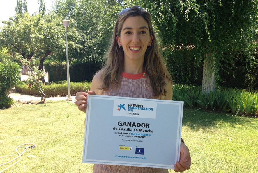 La responsable de SABIOtec, Mariana Boadella, muestra el diploma acreditativo. Fuente: UCLM.