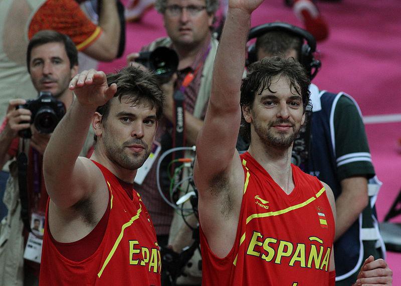 Marc y Pau Gasol, en 2012. Imagen: Christopher Johnson. Fuente: Flickr.