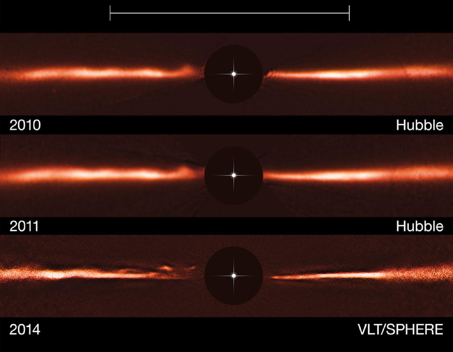 Imágenes del disco de AU Mic obtenidas en 2010 y 2011 por Hubble, y en 2014 por VLT/SPHERE (donde se observan ondas o arcos a la izquierda), bloqueando con círculos negros la brillante luz de la estrella central. Fuentes: ESO/NASA/ESA.