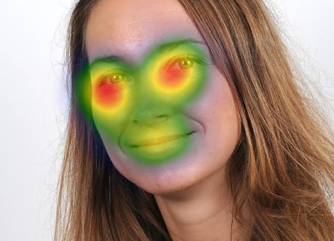 Las áreas rojas son las que más mira la gente para reconocer una cara, seguidas de las amarillas y las verdes. En la imagen, la investigadora Olga Chelnokova. Imagen: Lasse Moer. Fuente: UiO.